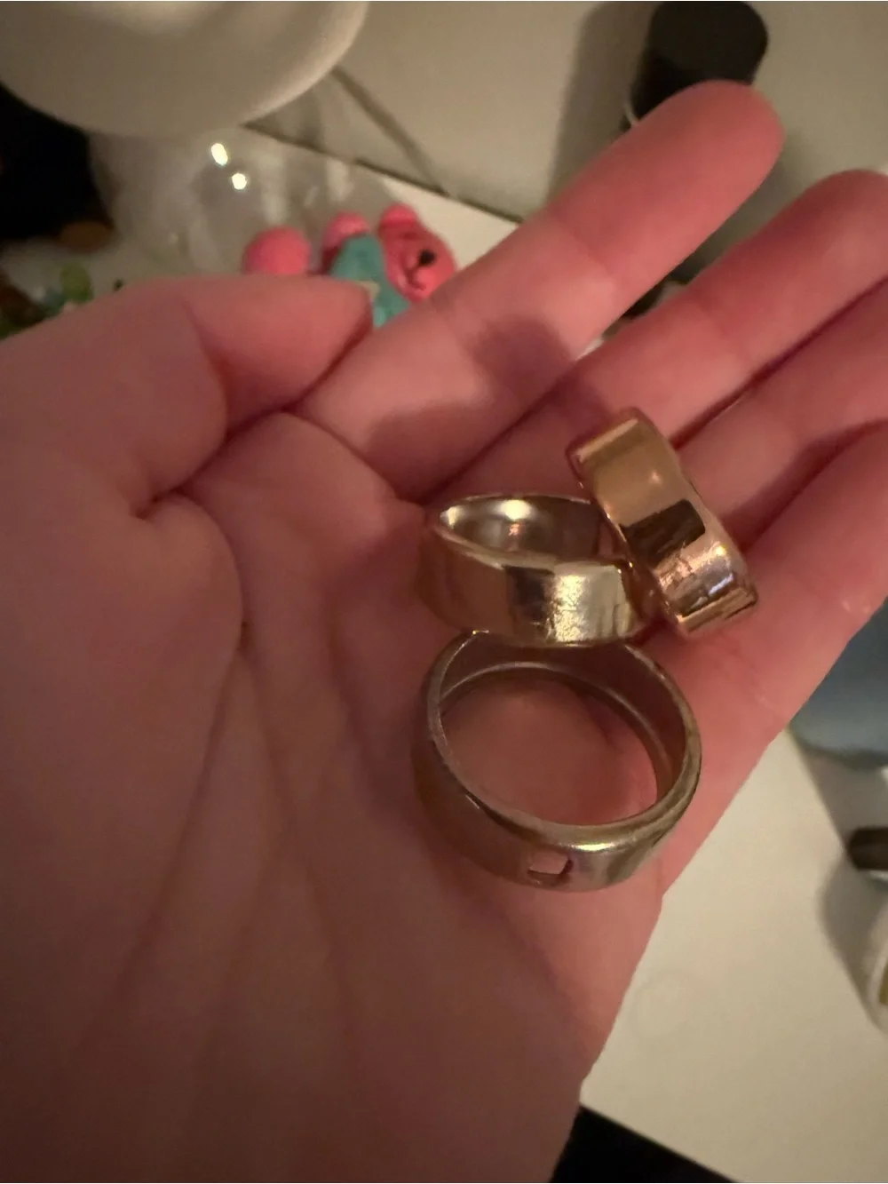 OURA RING SIZE 8 SILVER. ALSO COMES WITH COVERS TO MIX AND MATCH COLOR.